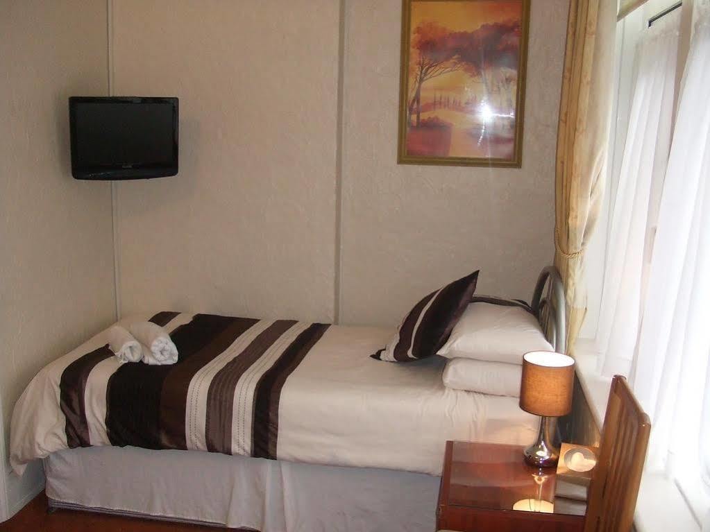 Blueshutters Hotel พูล ภายนอก รูปภาพ